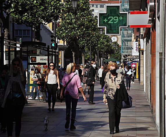 Un termómetro marcando 29º en el centro de Oviedo. | L. M. / R. S. / C. V.