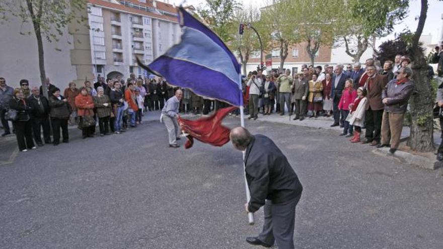 José Carlos Herrera (de espaldas) y Luis del Río fueron los encargados del singular espectáculo del saludo de pendones, junto a San Lázaro