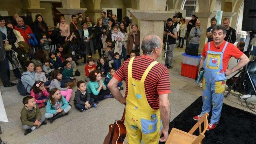 Actuación que incluiu onte o Galegote Rock no Mercado e noutros emprazamentos da cidade, e a Sétima Feira. // Gustavo Santos