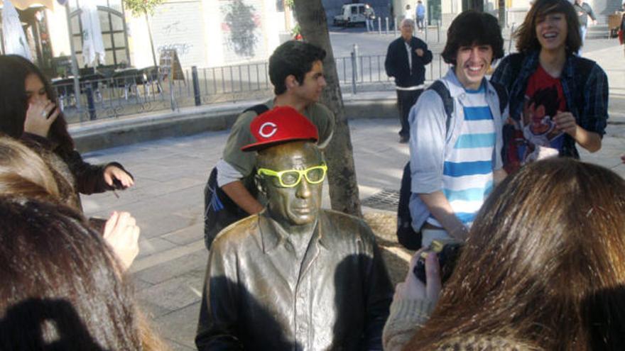 Un grupo de colegiales convierte en rapero la estatua de Pablo Ruiz Picasso en la plaza de la Merced.