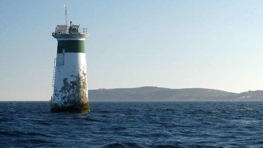 Arriba, una imagen de archivo de la torre Faro de Picamillo, destruida por el temporal. A la izquierda, la baliza que la sustituye temporalmente. // S. A.