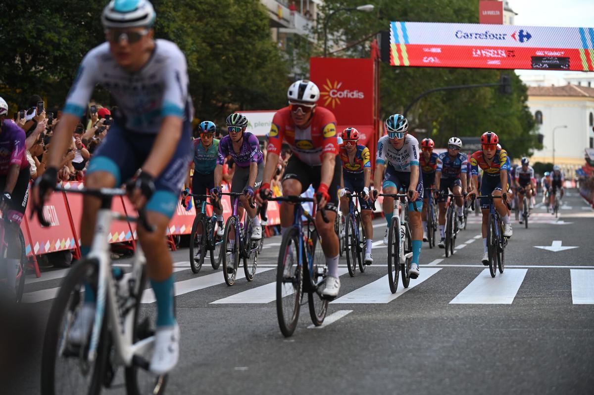 En imágenes | Así se ha vivido la llegada de La Vuelta a Zaragoza.