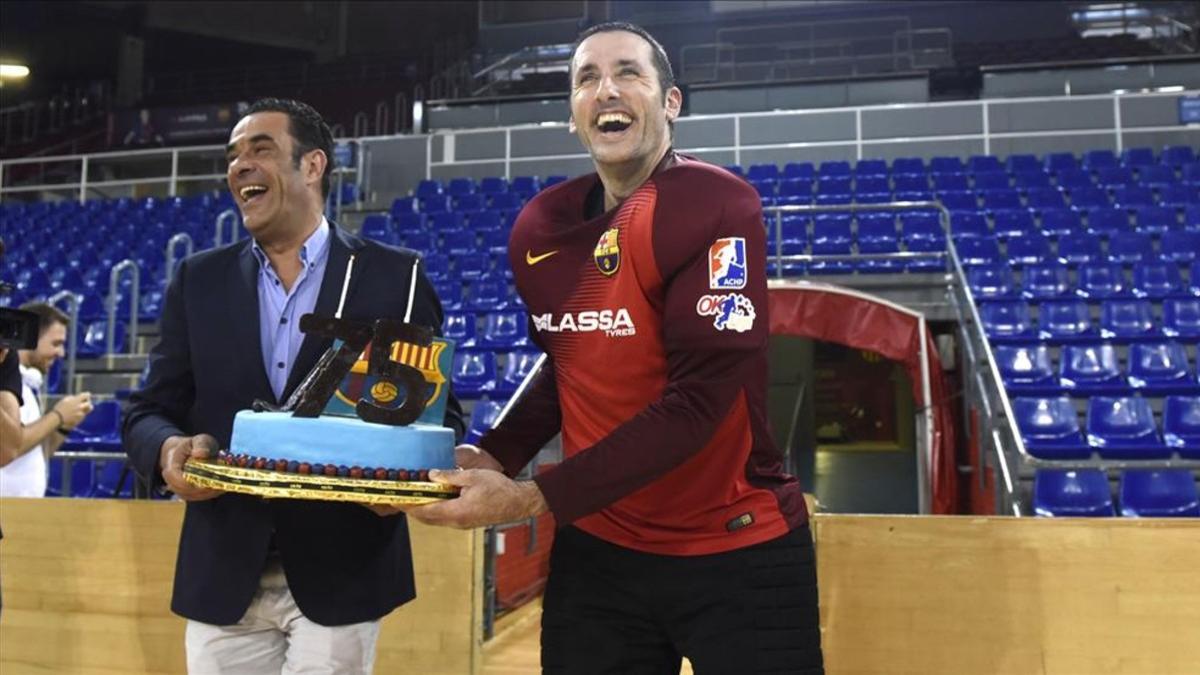 El primer equipo de hockey celebró la efeméride con un pastel y soplando las velas