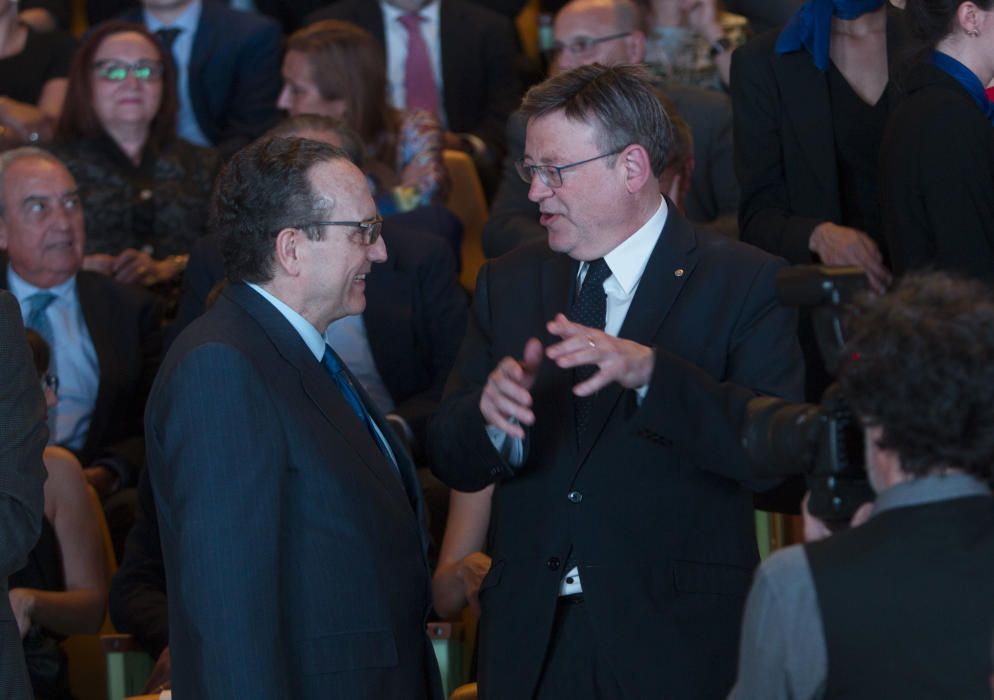 El Presidente de Prensa Ibérica conversa con el President de la generalitat Ximo Puig momentos antes de comenzar la gala