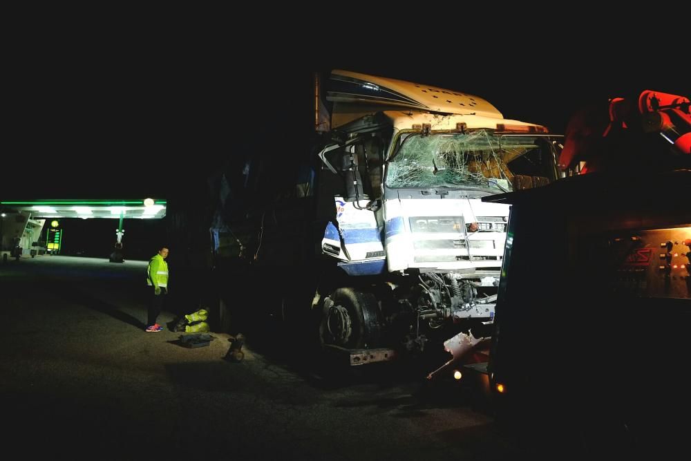 Dos camioneros heridos tras un choque entre Villena y Font de la Figuera