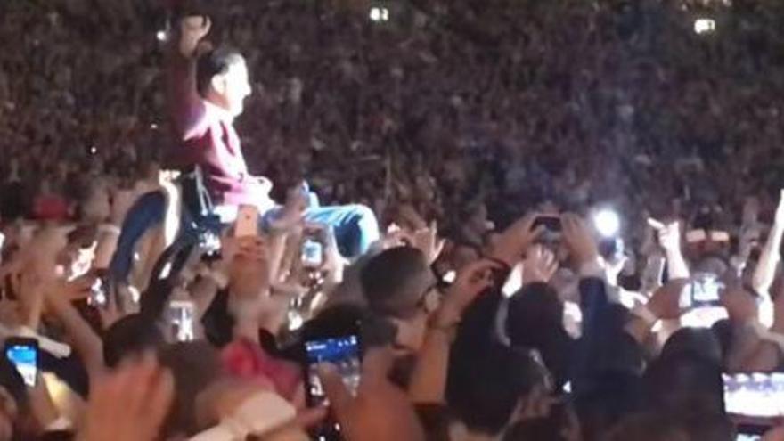 Un fan de Coldplay en silla de ruedas llega en volandas hasta el escenario