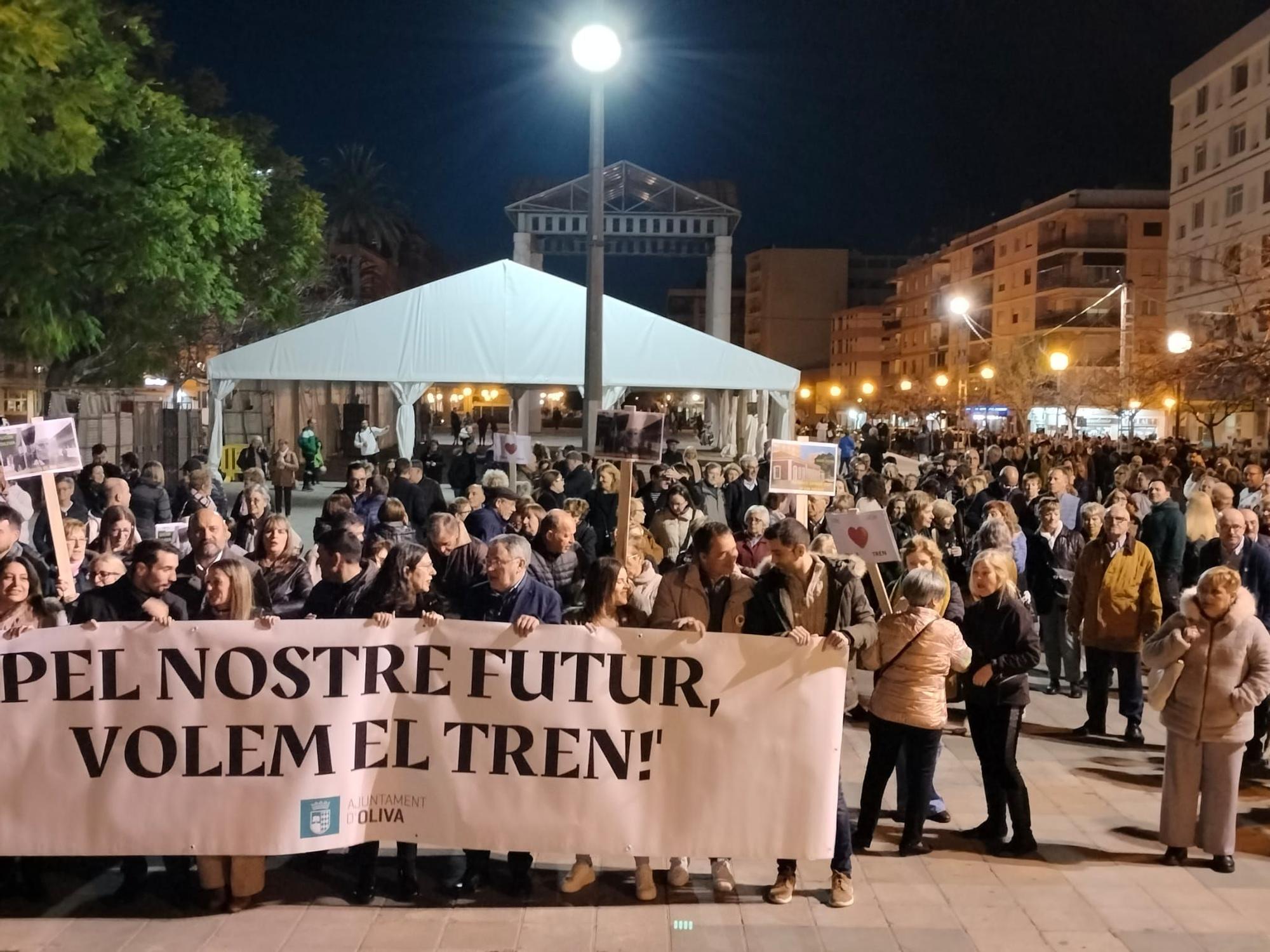 Así ha sido la concentración en favor del tren en Oliva