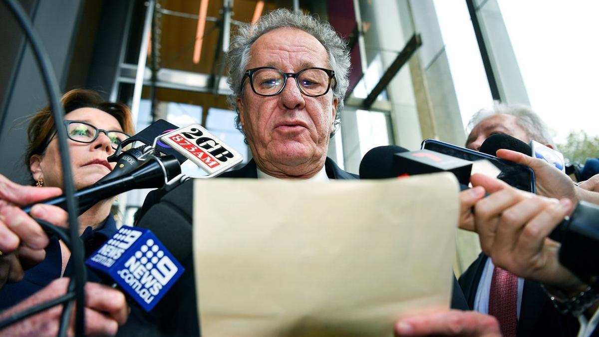 El actor Geoffrey Rush atiende a la prensa tras conocerse el fallo a su favor, en el Tribunal Supremo de Sídney.