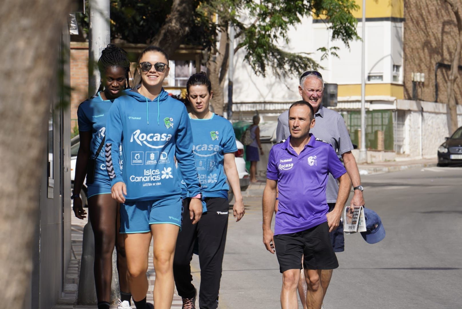 Paseo de las jugadoras del Rocasa