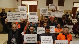 Trabajadores de Sadeco irrumpen en el Pleno de Córdoba: "Nos come la basura por vuestra cara dura"
