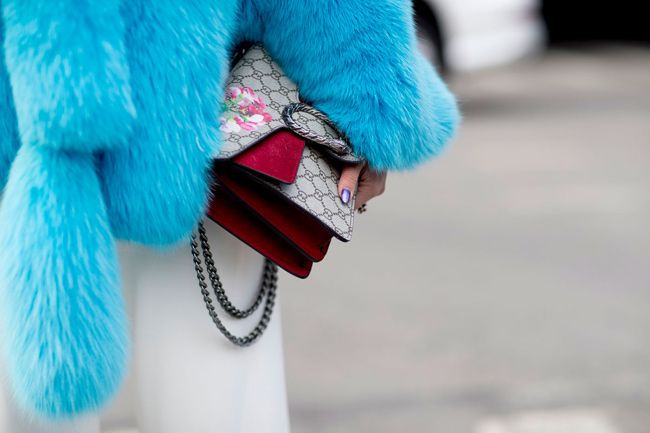 Abrigo de pelo: NY Street style, chaqueta azul y bolso de Gucci