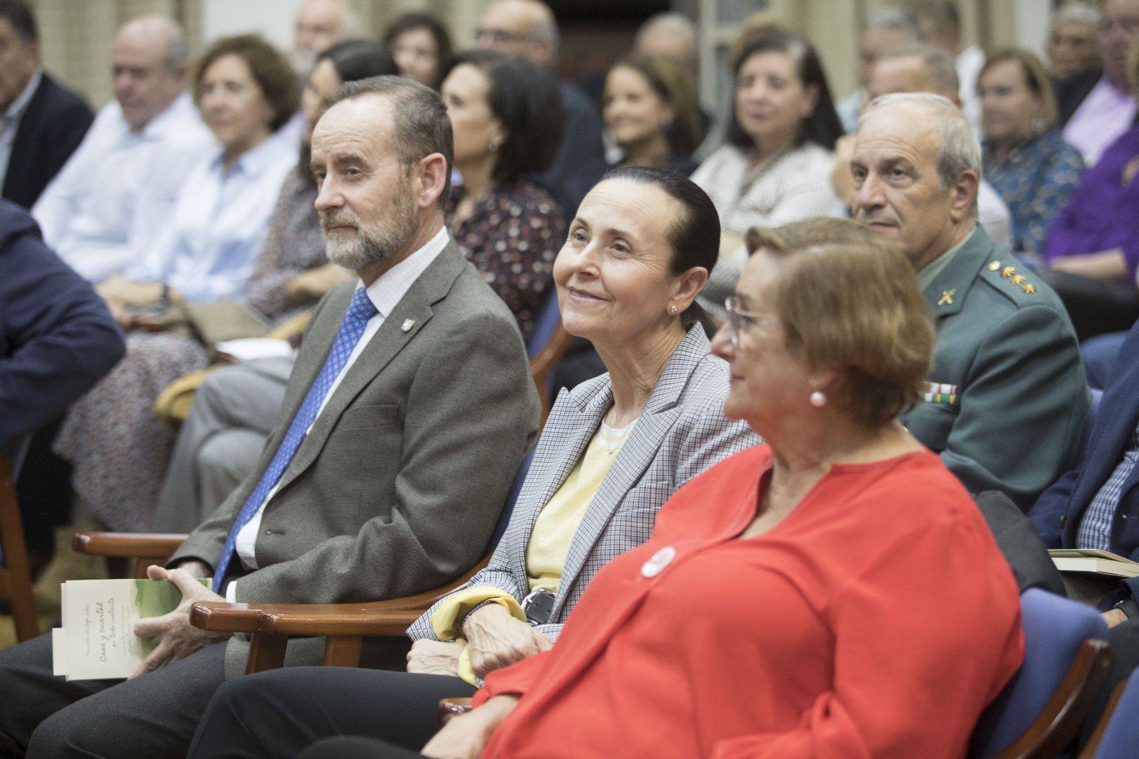 El teniente general Fernando Santafé presenta en València su poemario sobre la Guardia Civil