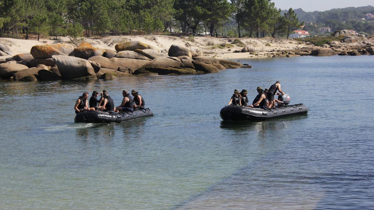 Los militares en aguas de O Grove.