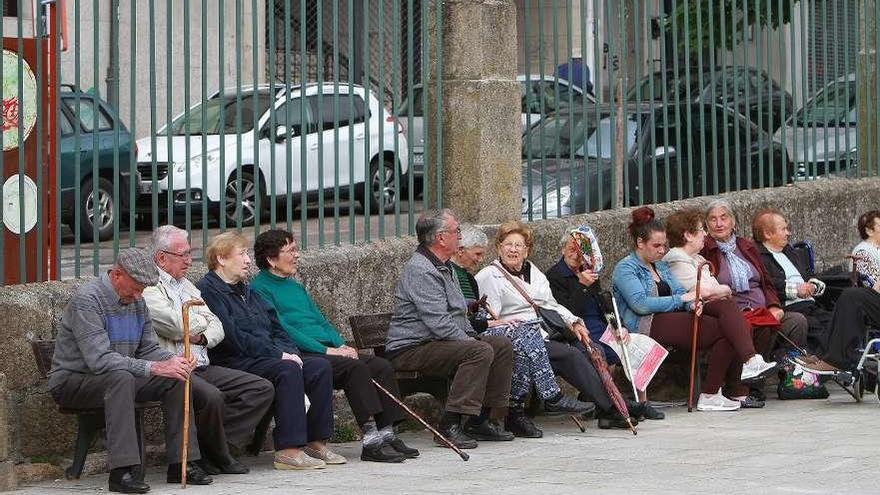 Población mayor en el parque de O Posío. // Iñaki Osorio