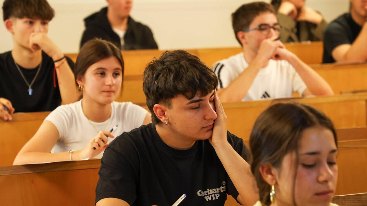 Primer día de los exámenes de la Prueba de Acceso a la Universidad (PAU ) en Santiago.