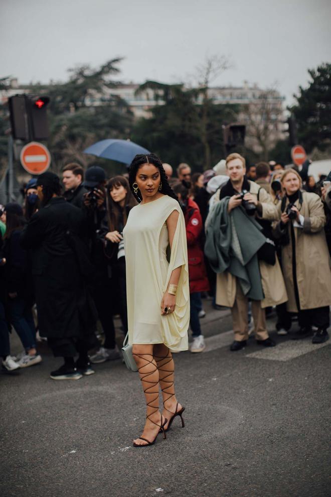 Look con sandalias de tiras vistas en el 'street style' de París