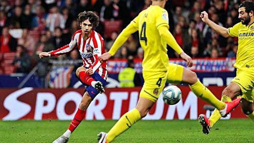 João Félix golpea el balón en la jugada del tercer gol del Atlético.