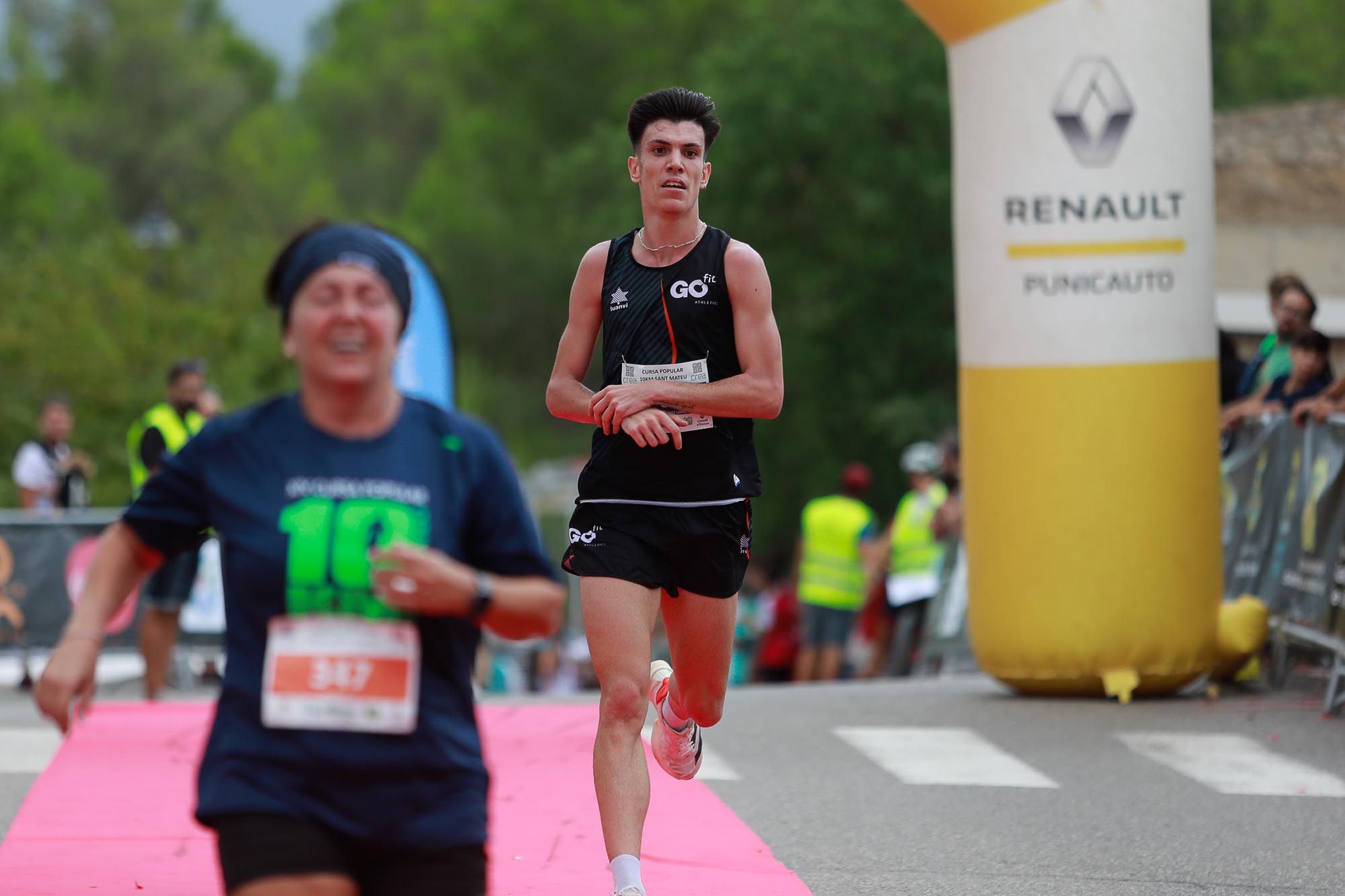 Búscate en la galería de imágenes de la Cursa 10K Pla de Sant Mateu