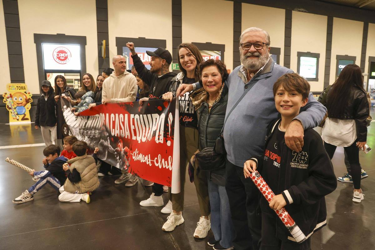 Recibimiento en la estación de tren de Alicante al equipo de Ilia Topuria, campeón de la UFC.