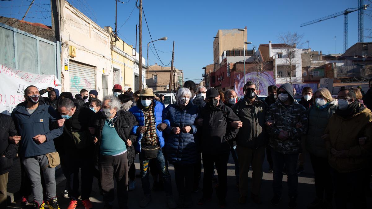 Concentrados contra el desalojo de una nave industrial en la calle Progrés de Badalona