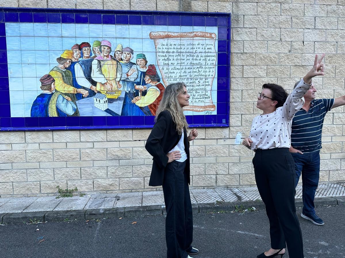 Amparo Merino y Elvira García, en la fachada que se derribará esta semana.