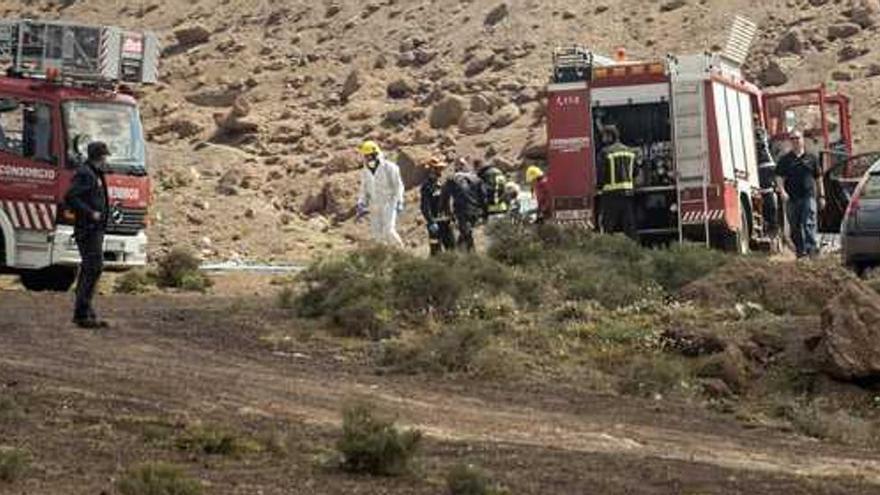 Policías y bomberos en la rofera donde ayer se encontró el cuerpo de Juan Carlos Tejera con signos de violencia y maniatado.