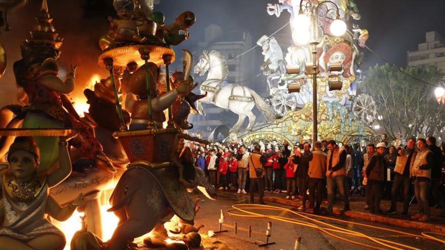 La Ribera no da por acabadas las fallas con la «cremà» de anoche