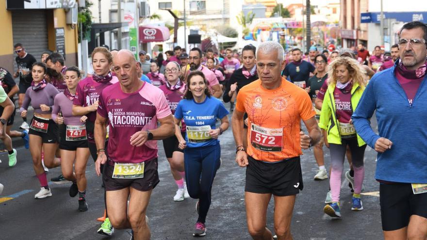 Parte de los participantes en la Media Maratón de Tacoronte.