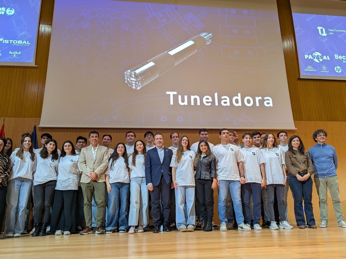 Equipo de la UPV en la presentación de la tuneladora con la que competirá contra 7 rivales de EEUU y Canadá.