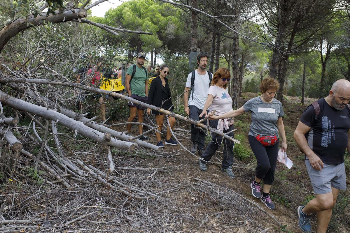 Els activistes han demanat la reobertura del camí de ronda al seu pas per Can Juncadella