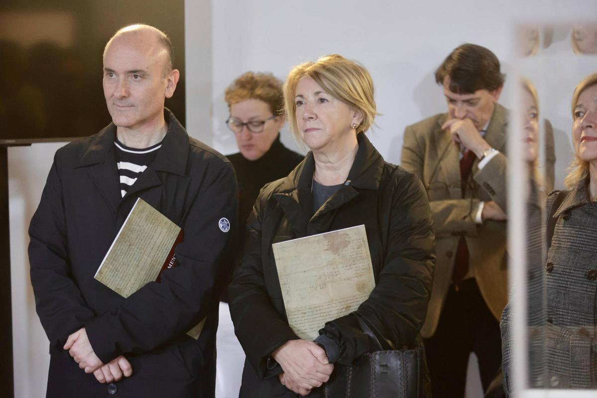 Exhibición del documento fundacional del cenobio de San Salvador de Cornellana