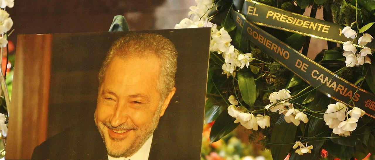 Una foto de Adán Martín sonriendo presidía la estancia durante el velatorio.