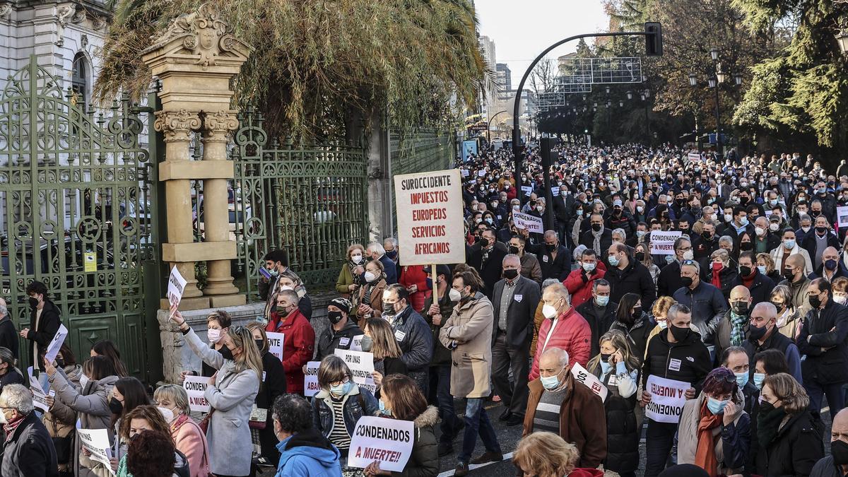 Concentración en Oviedo por el futuro del Suroccidente