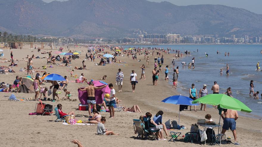 Galería de imágenes: Los castellonenses disfrutan de la playa en abril