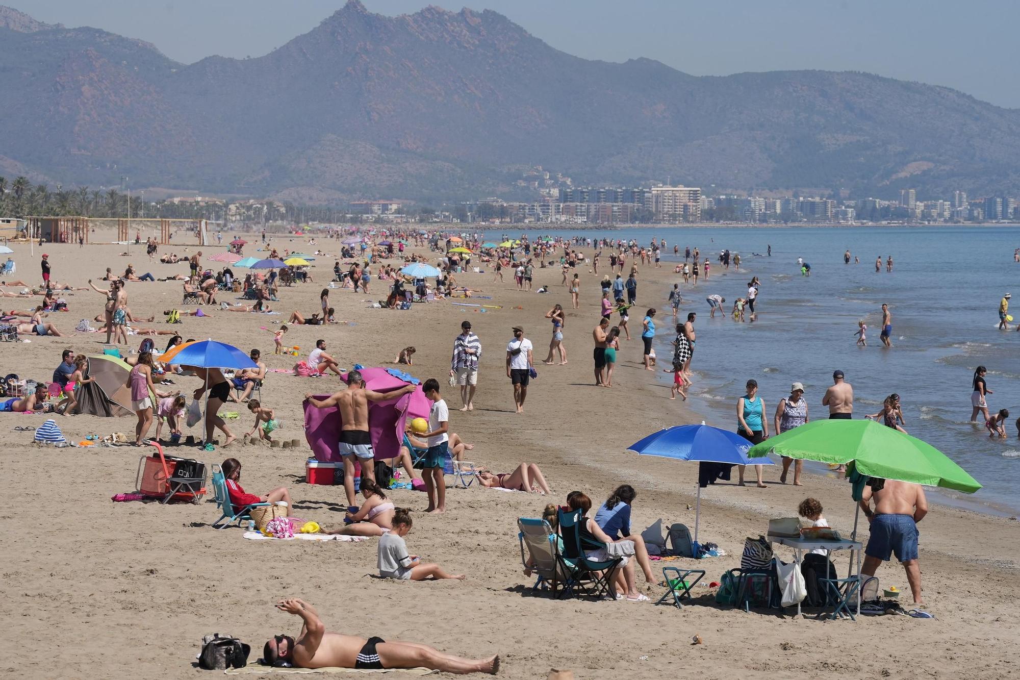 Galería de imágenes: Los castellonenses disfrutan de la playa en abril