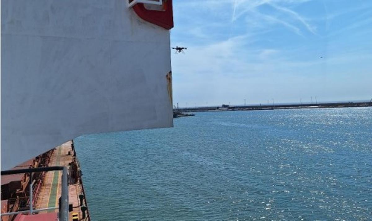 Un dron inspecciona la emisión de contaminantes en el Port de Barcelona