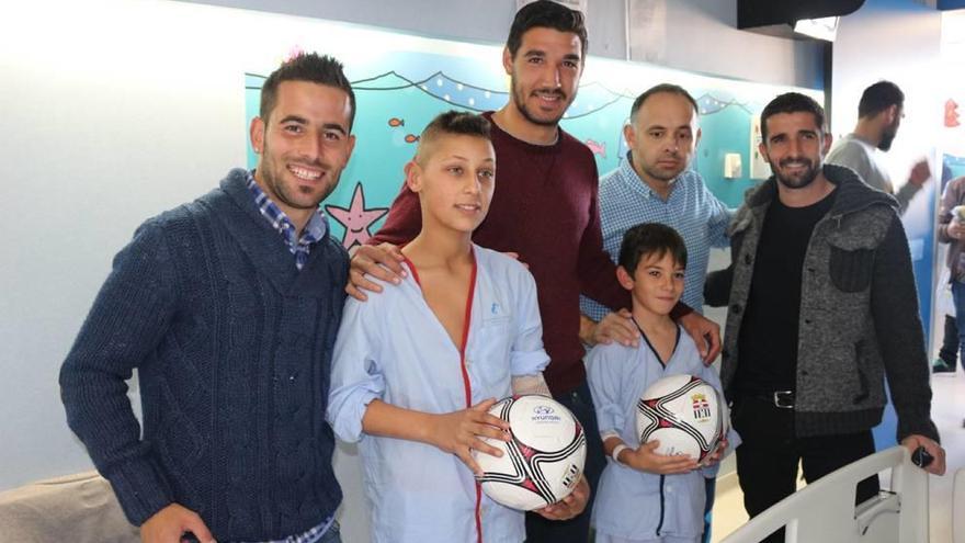 Los jugadores visitan a los niños hospitalizados en  el Santa Lucía