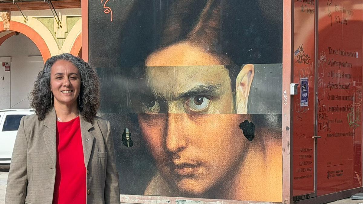 La candidata de Por Andalucía, Rosa Rodríguez, junto a una interpretación del icónico cuadro de Julio Romero en la Corredera.