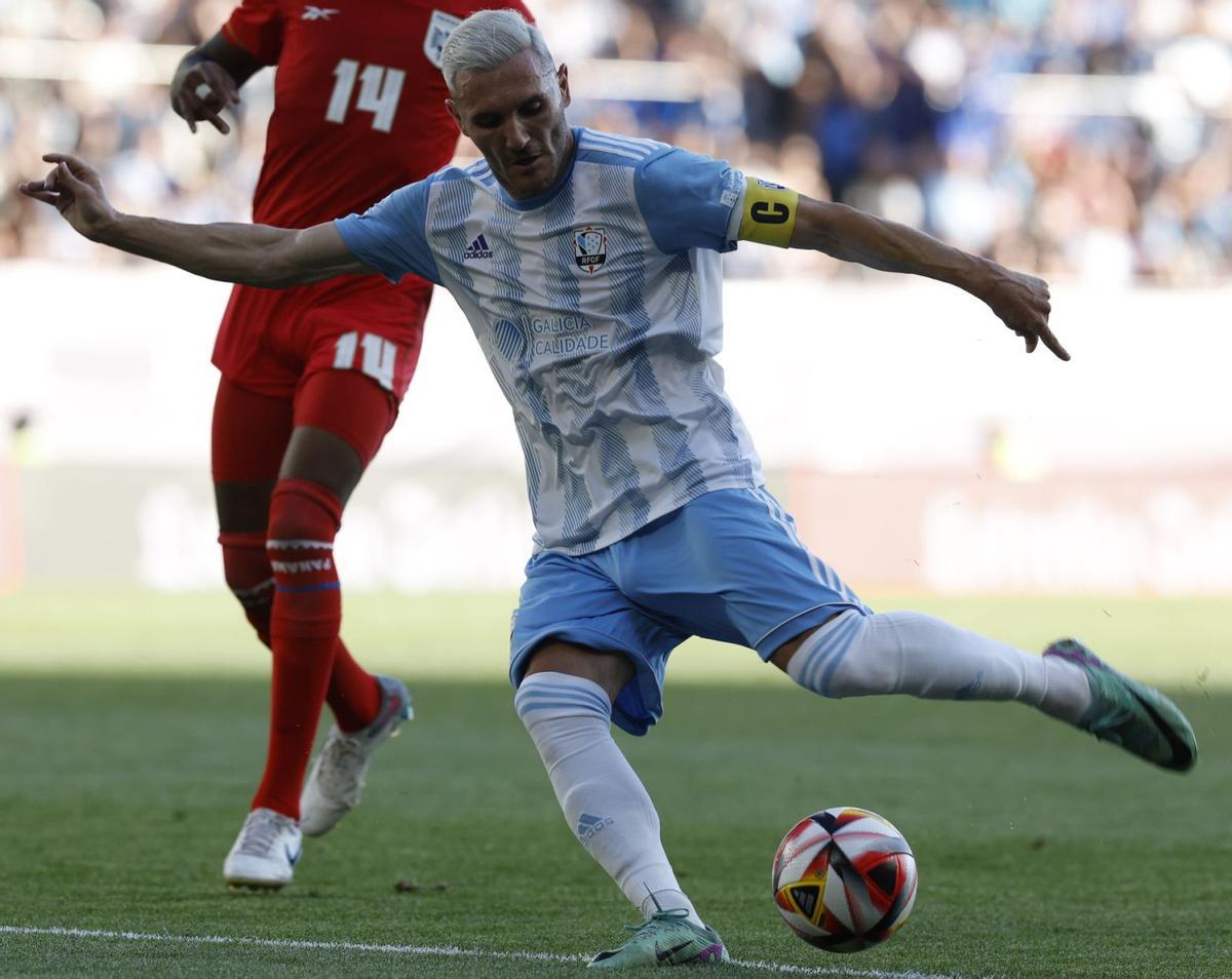 Lucas Pérez, con la selección galega, saca un disparo con la pierna izquierda ante Panamá en Balaídos. | // RICARDO GROBAS