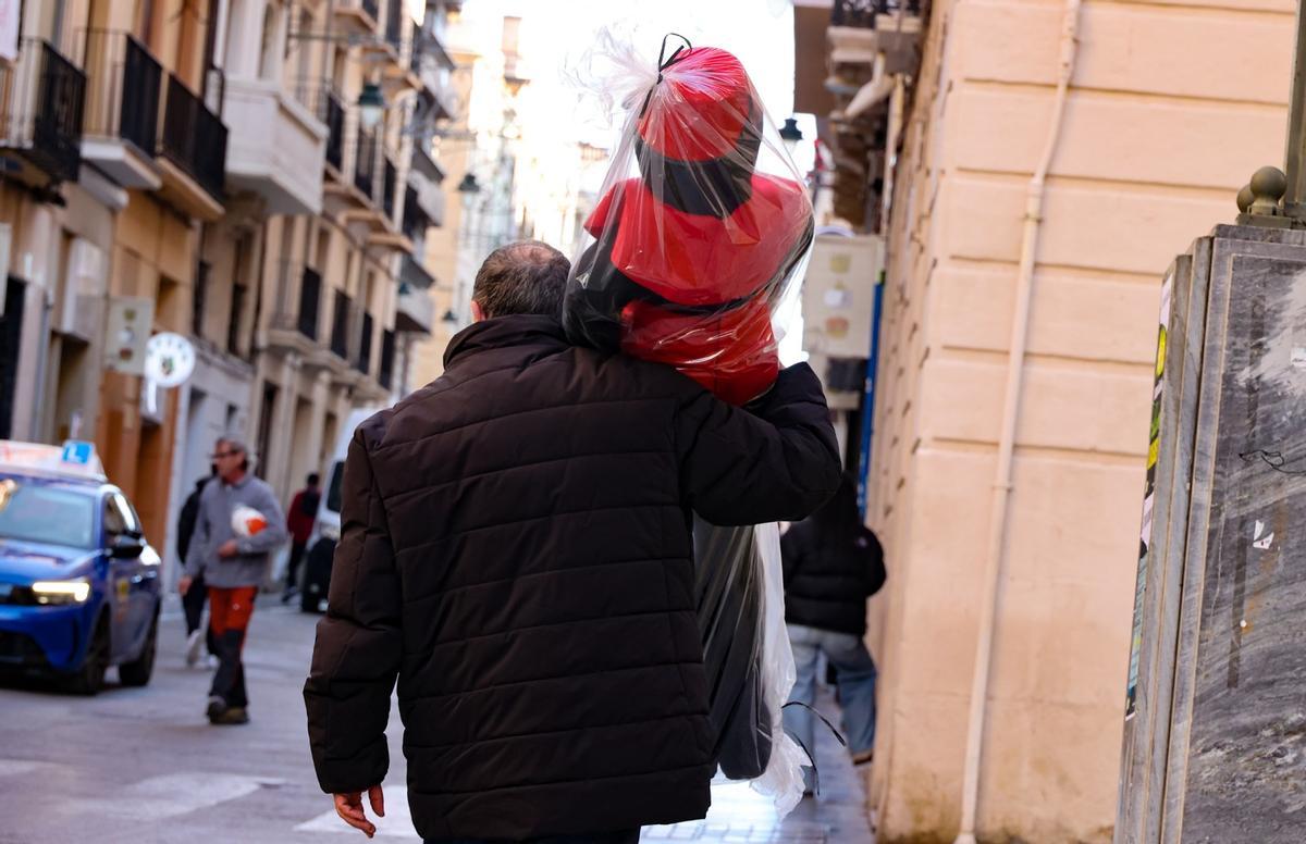 Los pajes negros decoran las fachadas de Alcoy