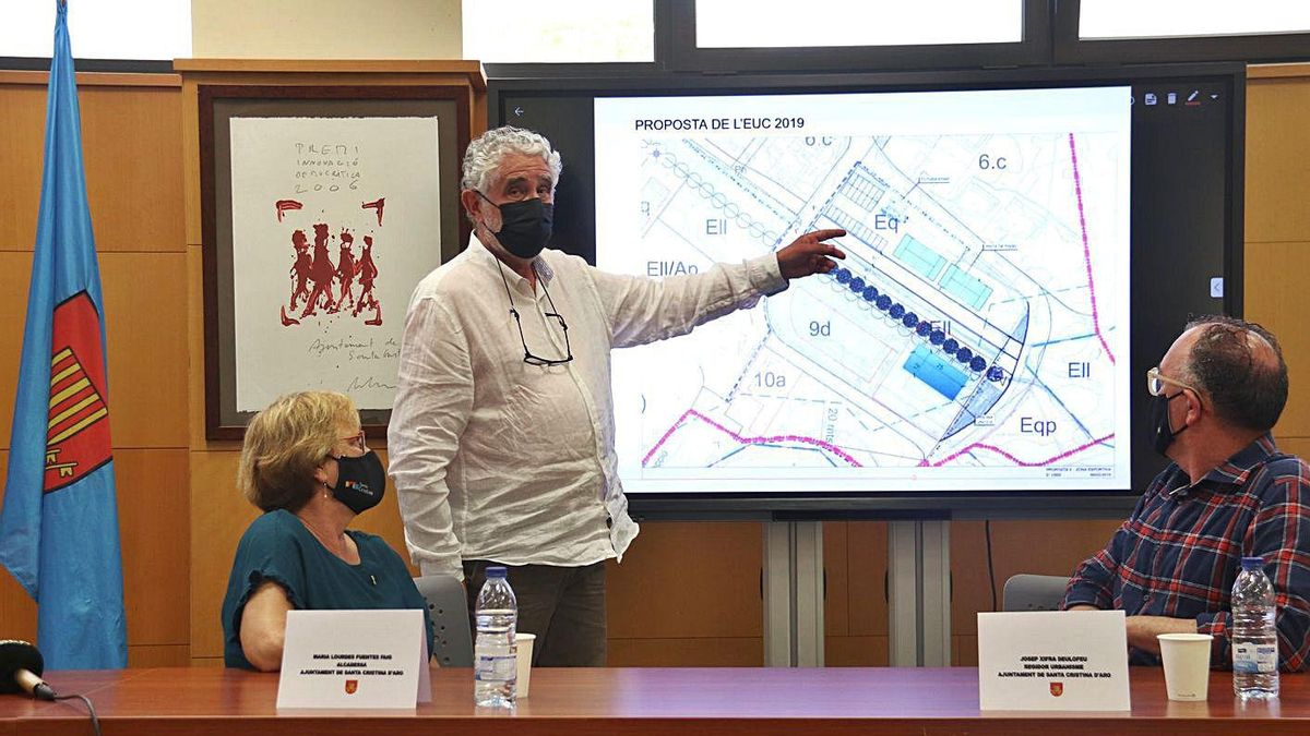 L'arquitecte redactor del POUM, Xavier Canosa, va defensar les modificacions del POUM L'arquitecte redactor del POUM, Xavier Canosa, va defensar les modificacions del POUM