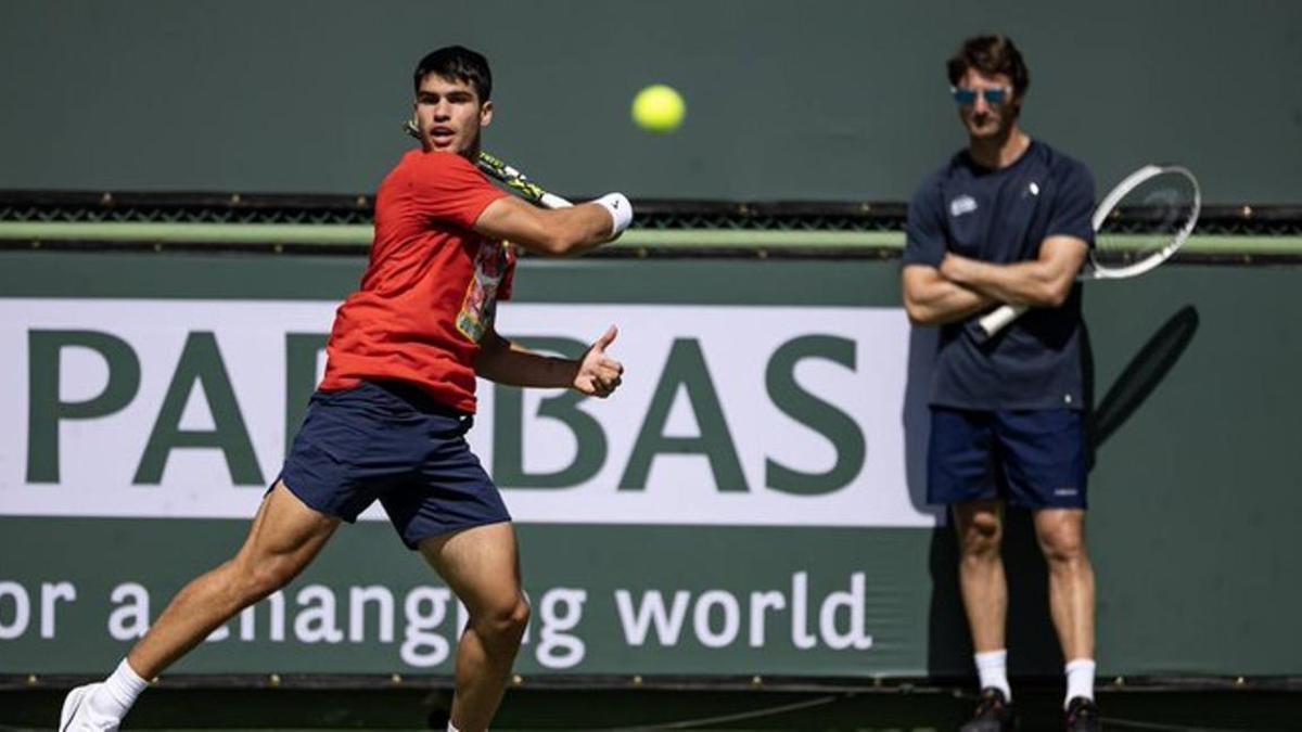 Alcaraz, junto a Ferrero, en el primer entreno en Indian Wells.