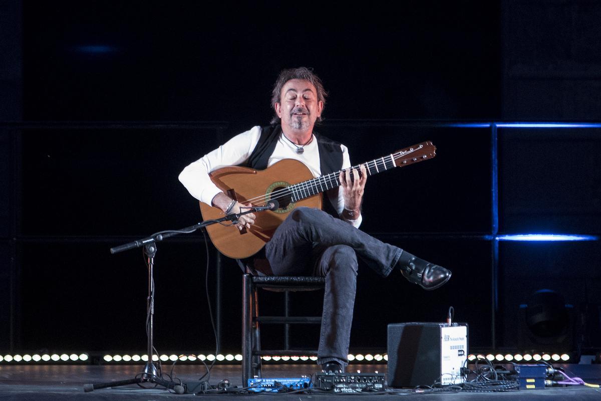 José Antonio Rodríguez a la guitarra en el espectáculo de la Bienal