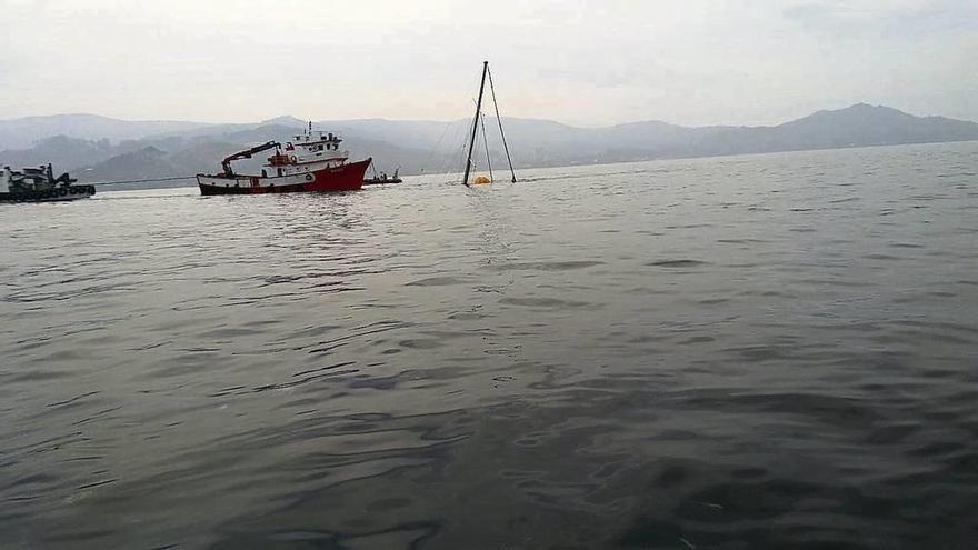 Complicado rescate del velero encallado en Baiona