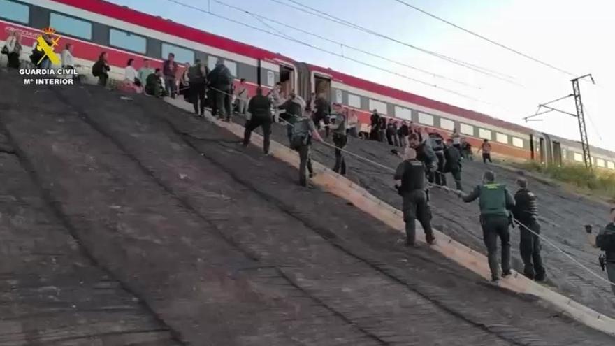 La Guardia Civil evacúa con cuerdas a 390 pasajeros de un tren de alta velocidad atrapado por el apagón entre Picanya y Xirivella