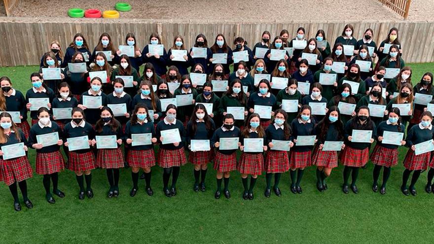 Estudiantes del colegio Monteagudo-Nelva de Murcia, con sus diplomas de Cambridge.