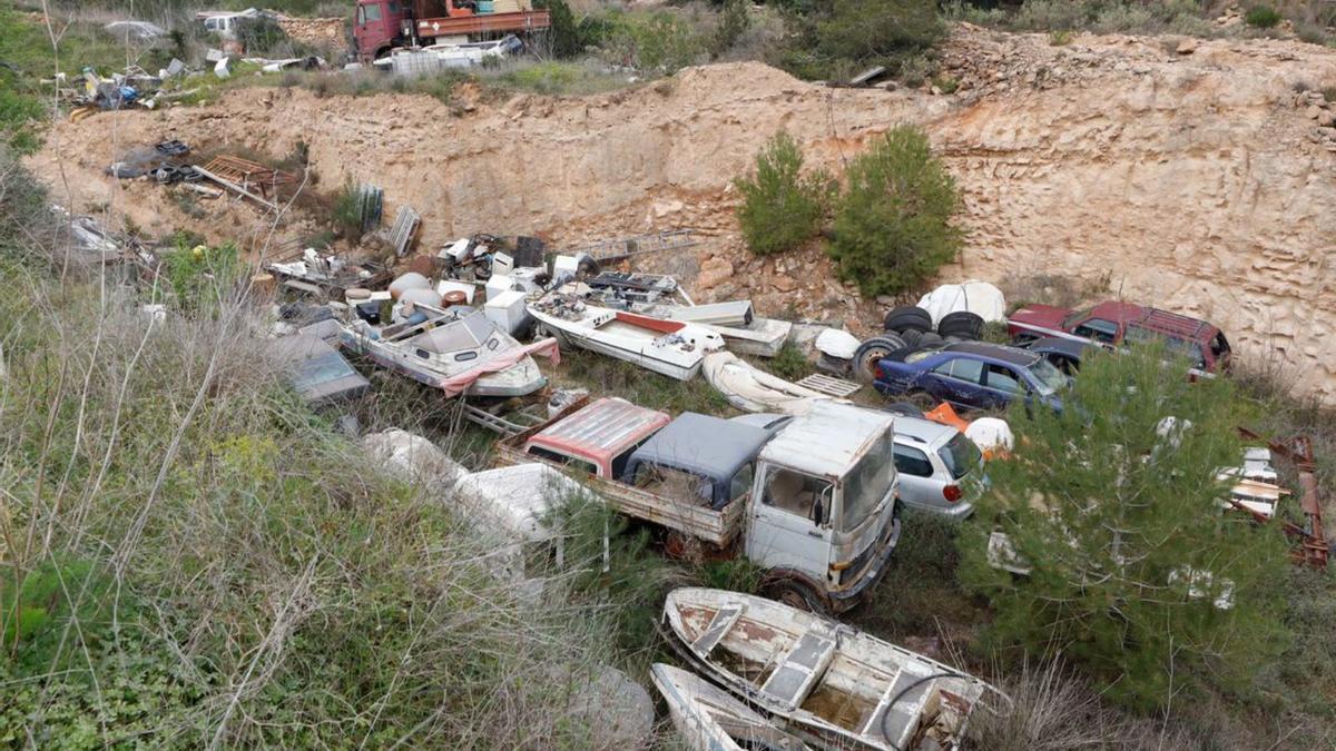 Imagen de una parte del desguace de Cala Tarida. | J.A.RIERA