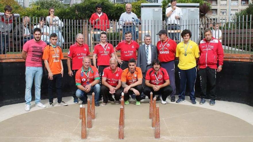 Premiados y organizadores posan tras la entrega de trofeos.