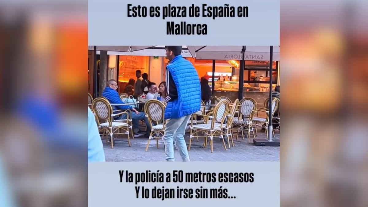 El vídeo de un hombre orinando en Plaza de España de Palma se difunde en redes.