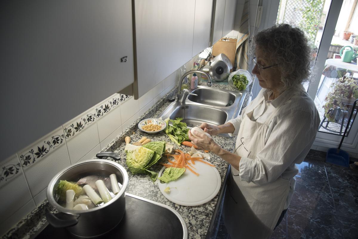 Fina Farrés ja preparava ahir l'escudella que es menjaran avui per dinar